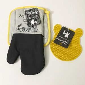 Disney Winnie the Pooh Oven Mitt and Pot Holder and Silicone Trivet